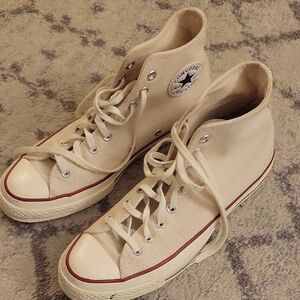 Converse Classic High-Tops in Off-White. Mens 8, Womens 10. Great Condition.